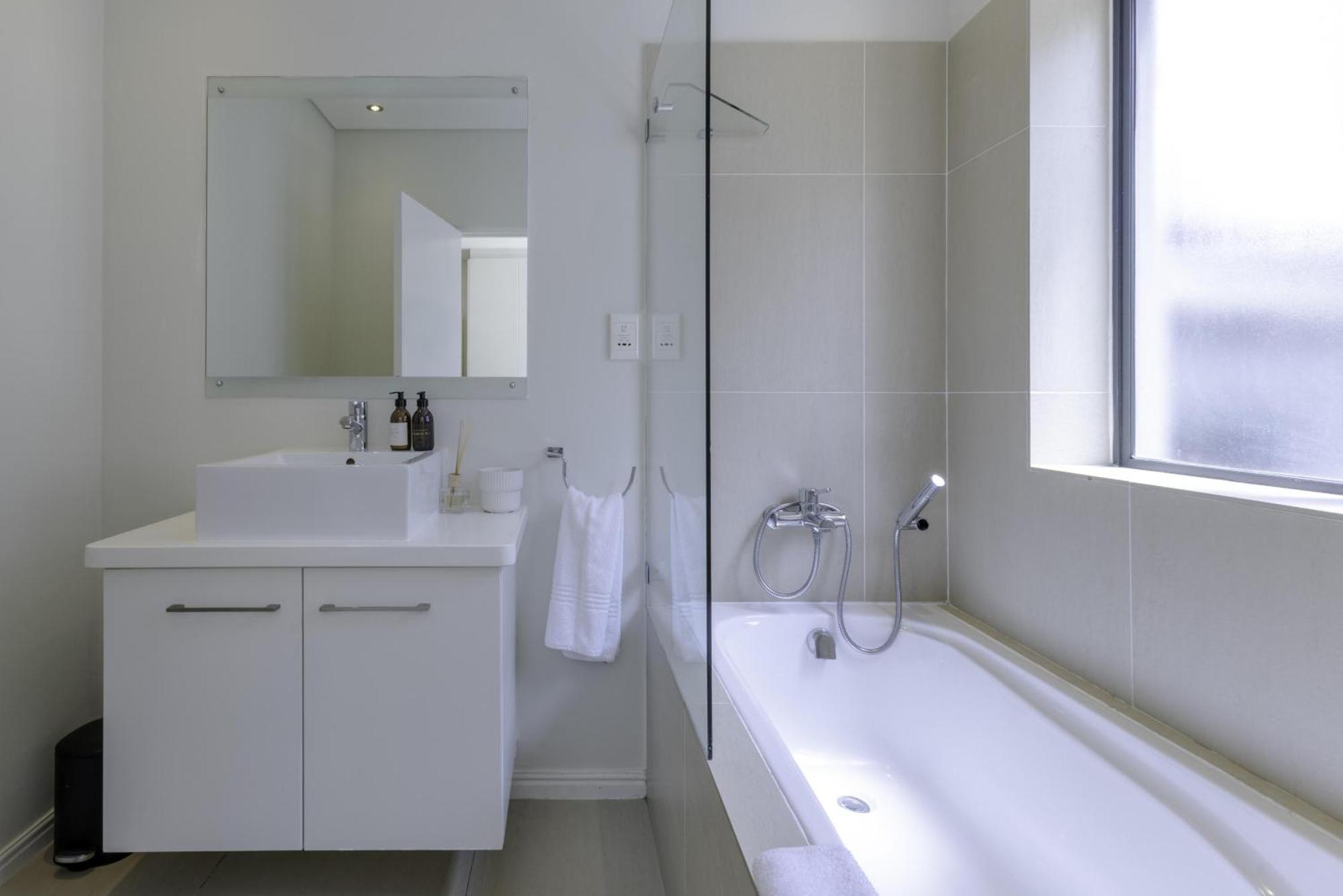 Newly Renovated 3 Bed With Splashpool - 2283 Apartment Cape Town