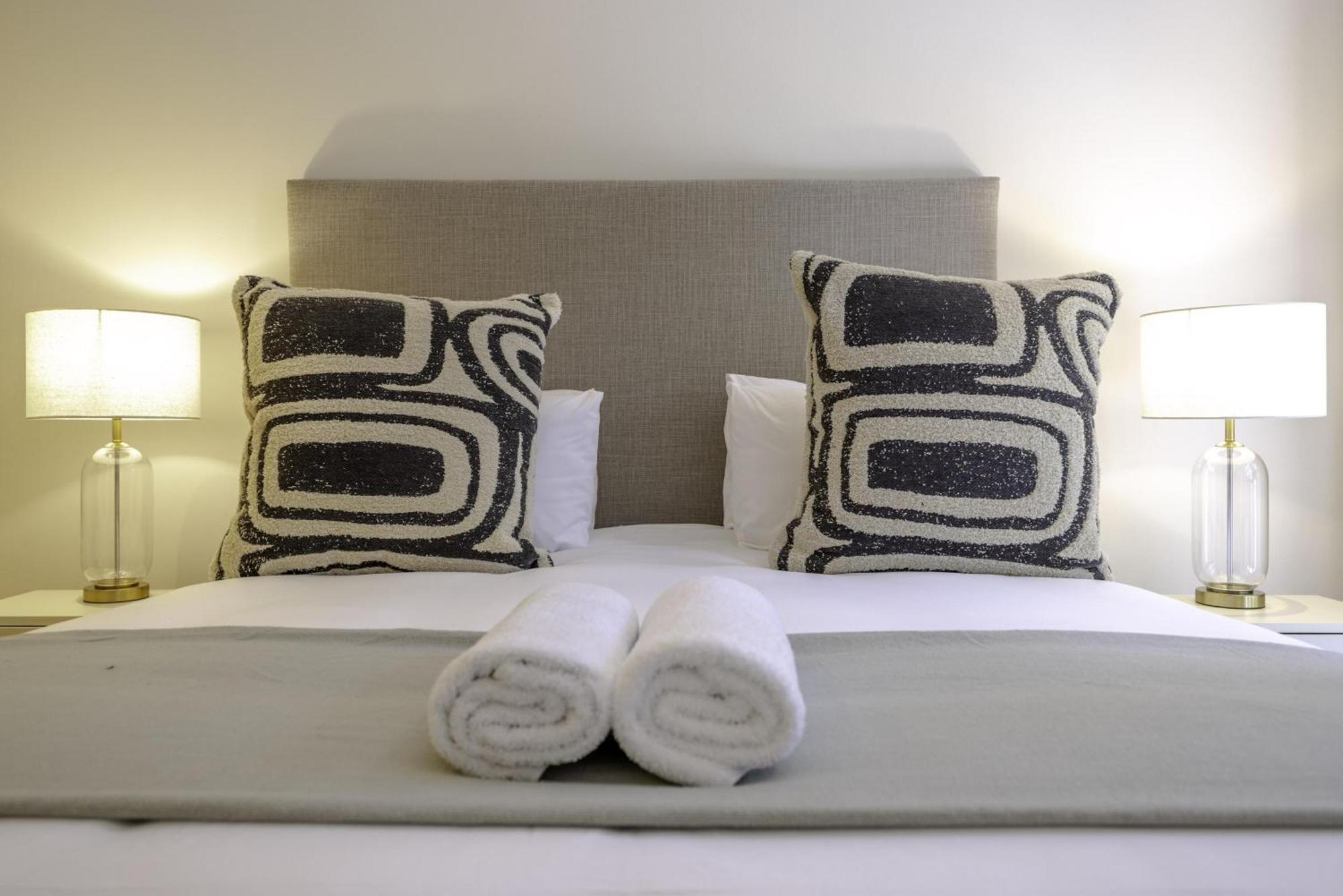 Apartment Newly Renovated 3 Bed With Splashpool - 2283 *